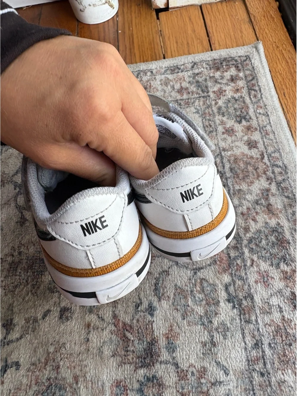 9C Toddler Nike Legacys Hook & Loop Black & White